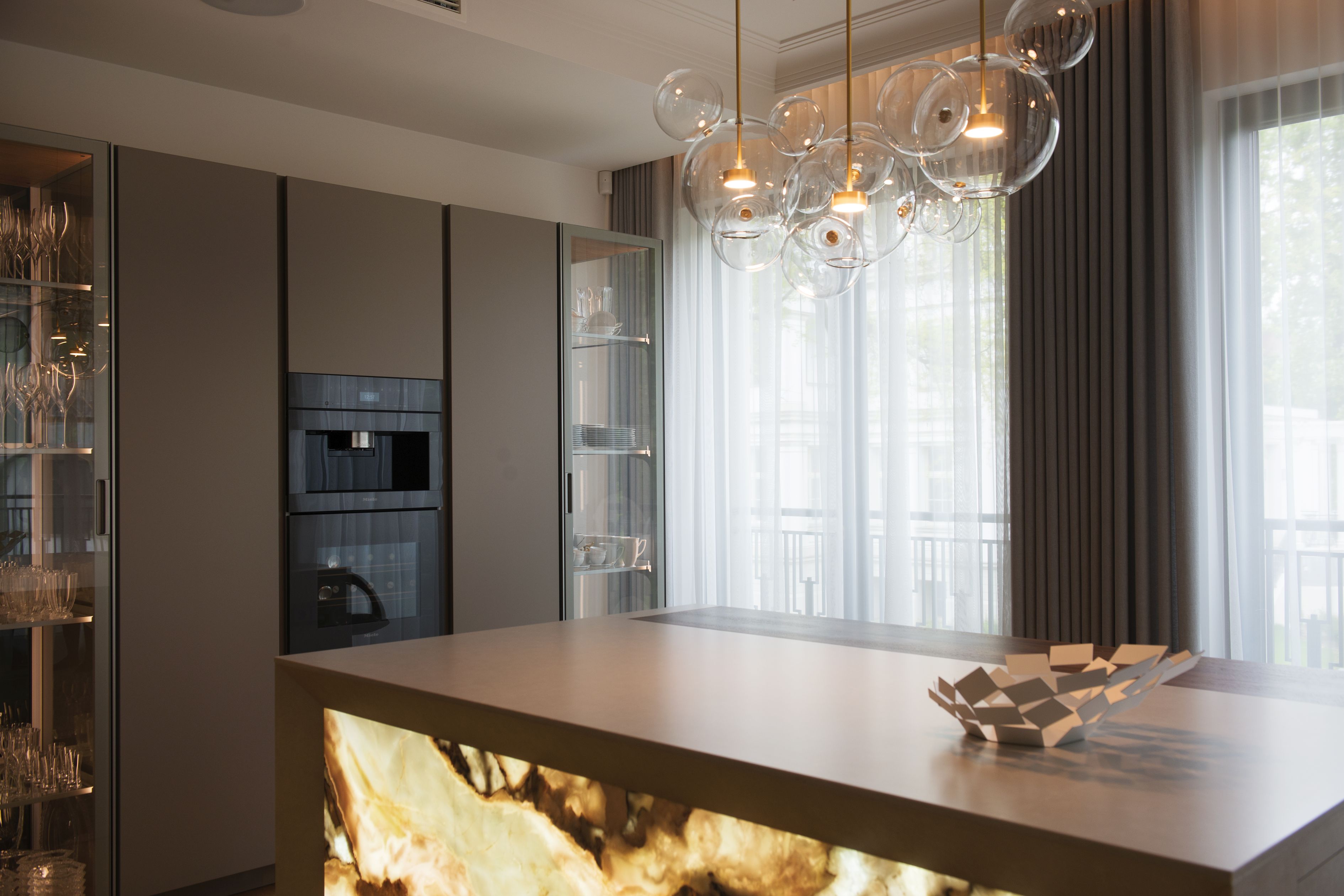 Nad wyspą kompozycja szklanych kul, w lampie od włoskiej manufaktury Giopato & Coombes.